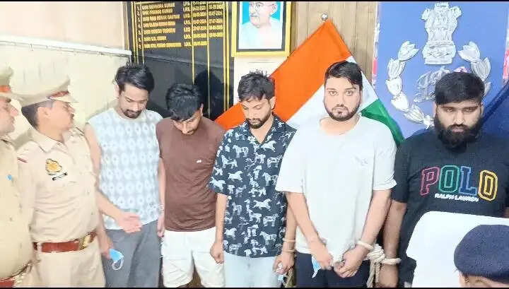 ऑनलाइन आईपीएल सट्टा गिरोह चलाने वाले गिराेह के पांच अभियुक्त गिरफ्तार