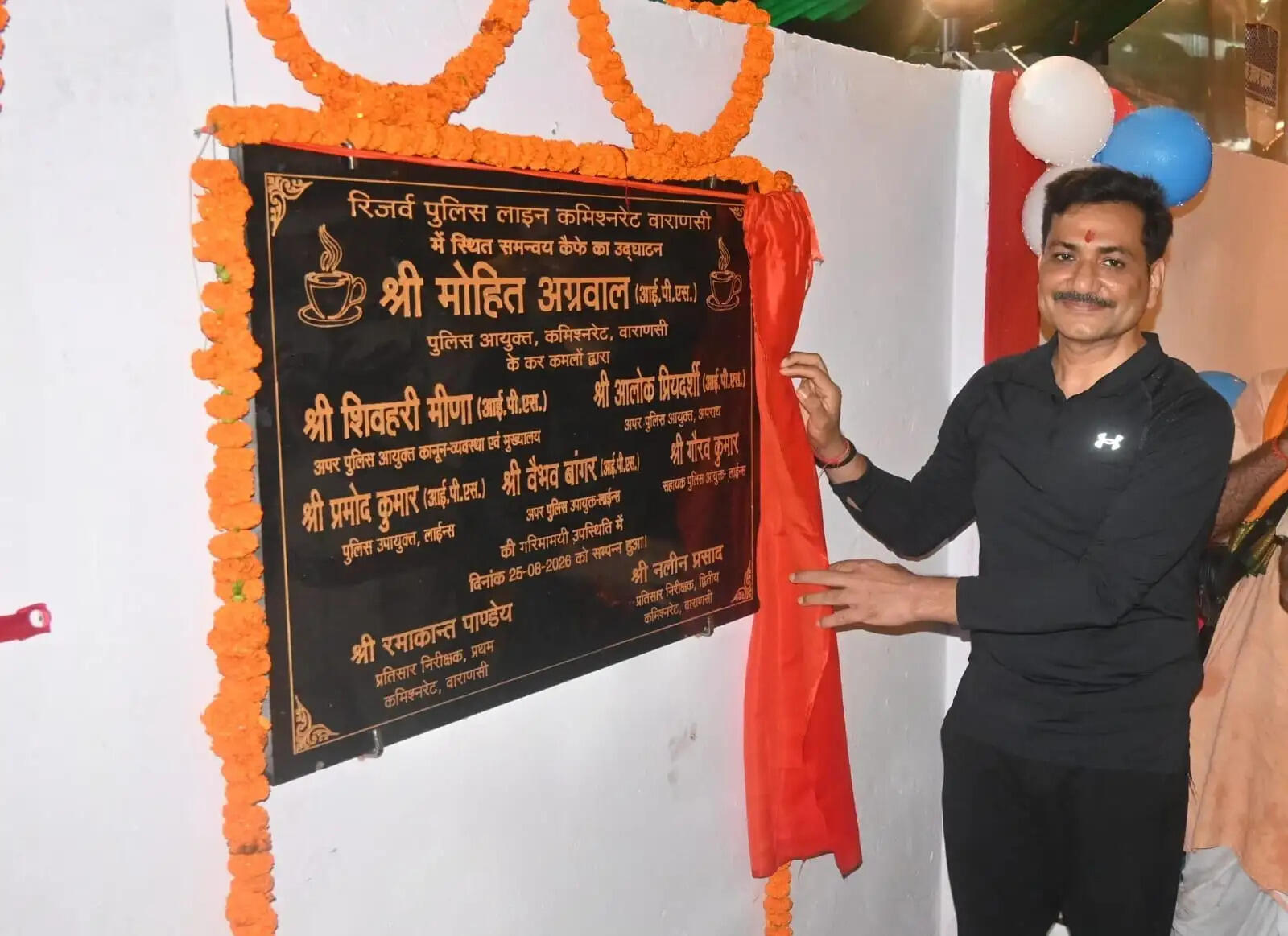 वाराणसी पुलिस आयुक्त ने पुलिस लाइन में बैडमिंटन कोर्ट का किया उद्घाटन