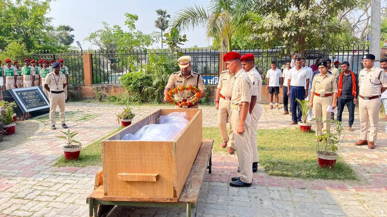 सारण में दिवंगत पुलिस अवर निरीक्षक विद्यानंद ठाकुर को दी गई अंतिम विदाई