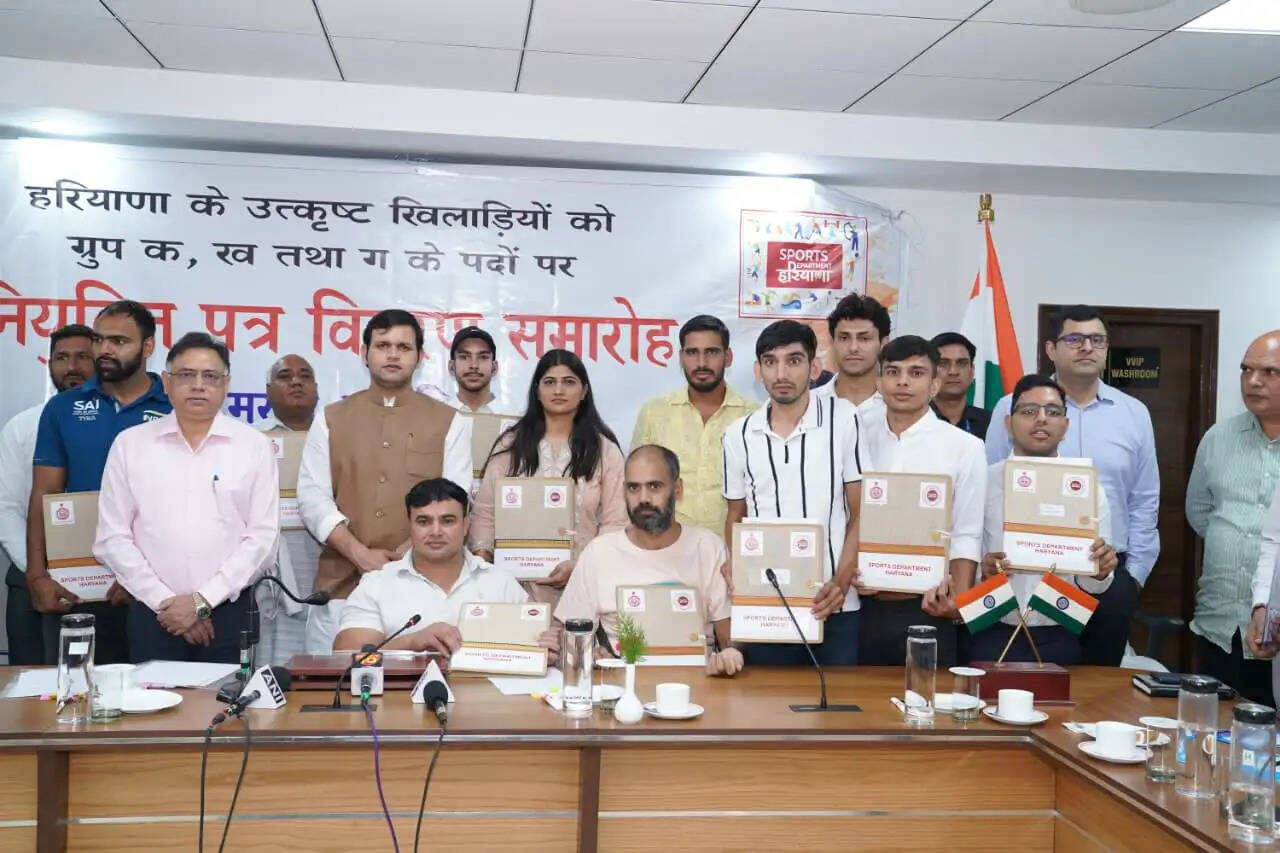 हरियाणा सरकार&nbsp;ने&nbsp;23&nbsp;खिलाड़ियाें&nbsp;काे&nbsp;दी&nbsp;काेच&nbsp;की&nbsp;नाैकरी