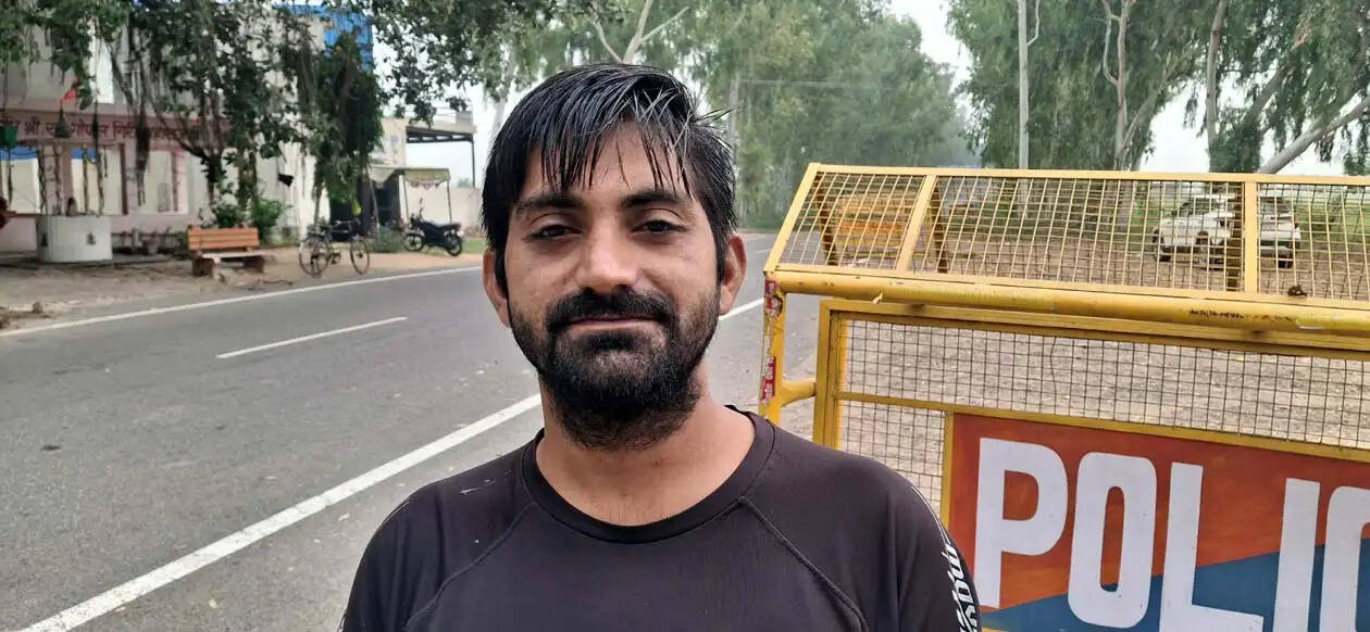 हिसार : बैरियर तोड़कर नहर में गिरा ट्रक, ड्राइवर-कंडक्टर घायल, सैर कर रहे लोग बाल-बाल बचे