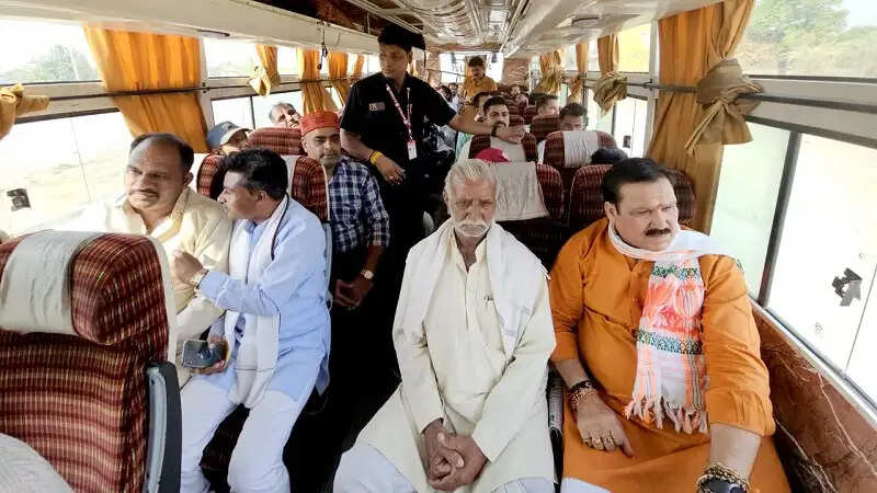 मप्रः मंत्री टेटवाल सार्वजनिक बस से यात्रा कर अपने कार्य क्षेत्र पर पहुँचे
