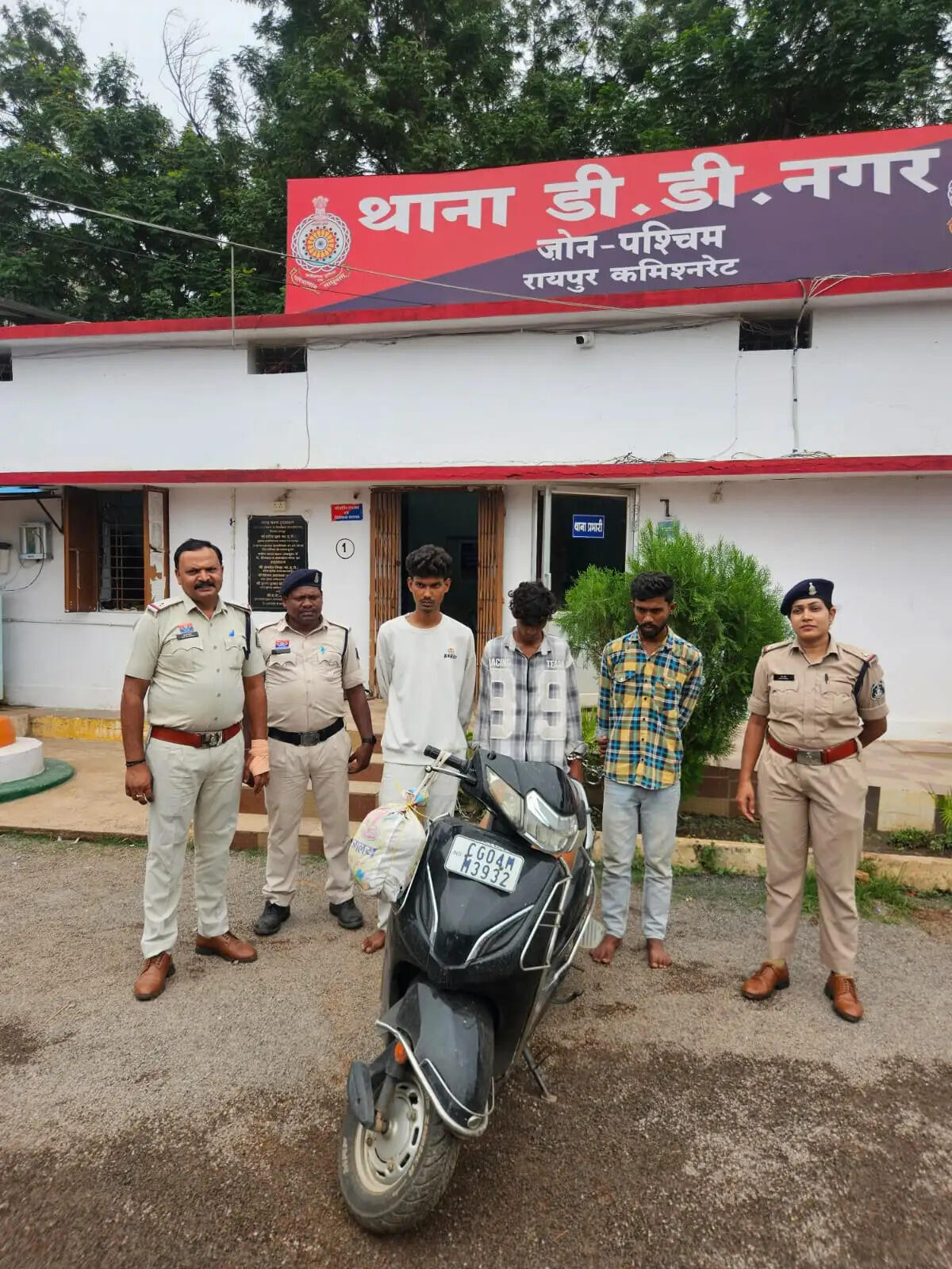 अवैध गांजा के&nbsp;साथ&nbsp;तीन&nbsp;युवक गिरफ्तार