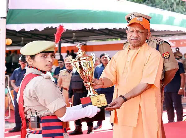 बेटियों ने पुलिस ट्रेनिंग में दिया मजबूती, तत्परता, समर्पण व अनुशासन का परिचय: मुख्यमंत्री योगी