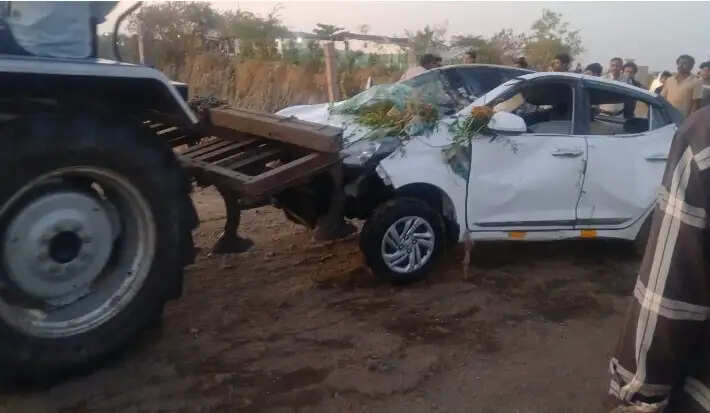 भोपाल में तेज रफ्तार कार खदान में गिरी, चालक की मौत, दो लोग घायल