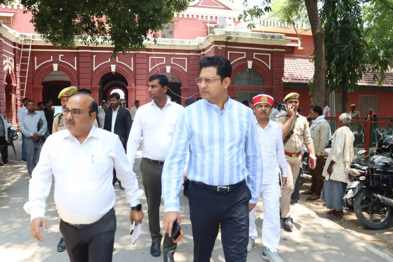 जिलाधिकारी ने कलेक्ट्रेट का किया निरीक्षण, गंदगी पर जतायी नाराजगी
