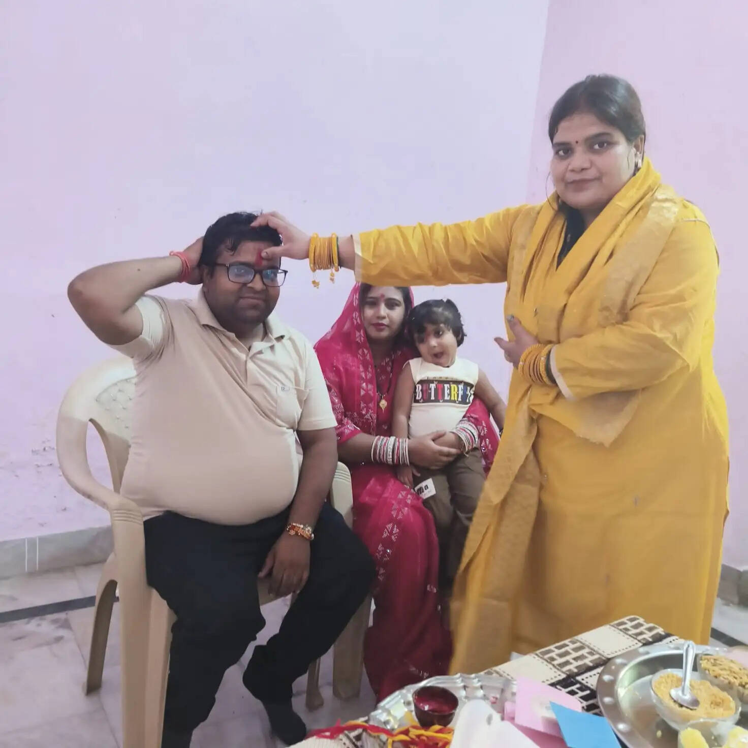 विहिप-बजरंग दल के पदाधिकारियों ने हिमांशु ठाकुर की बहनों से बंधवाई राखी