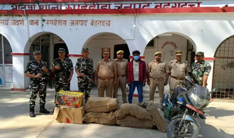 बहराइच : चोरी की बाइक से पटाखों की तस्करी, नेपाली युवक गिरफ्तार