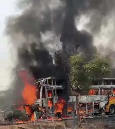 कर्नाटक में सड़क हादसा, कार सवार परिवार के 6 छह सदस्यों की मौत, दो मासूम गंभीर