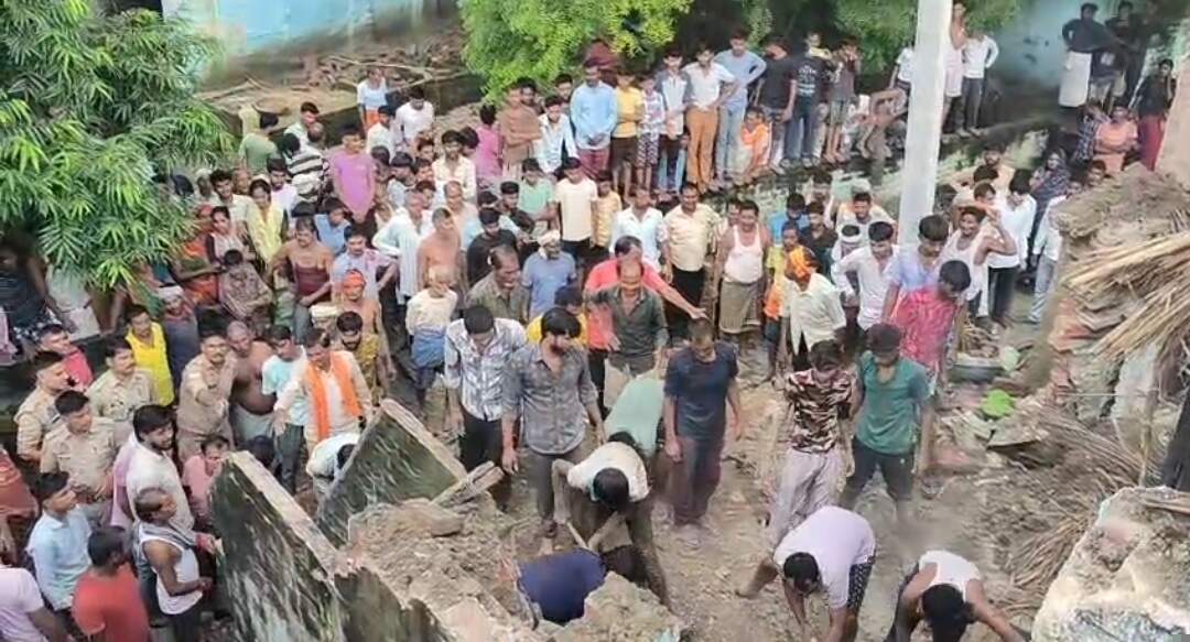 कानपुर में कच्चा मकान ढहने से पिता समेत तीन बेटियों की मौत