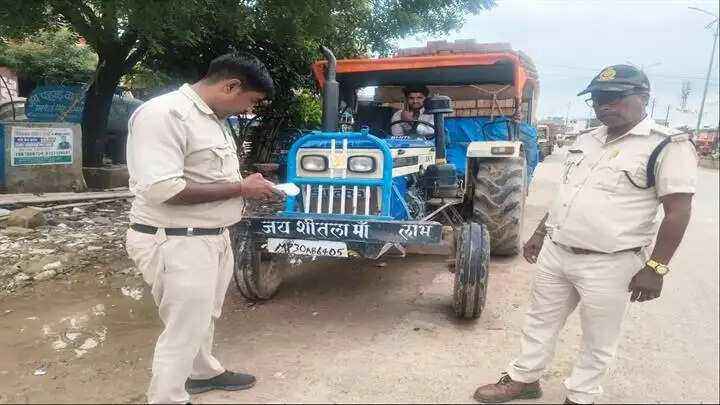 ग्वालियरः वाहनों की जांच का चला अभियान, कमियां पाए जाने पर लगाया 2.83 लाख का जुर्माना