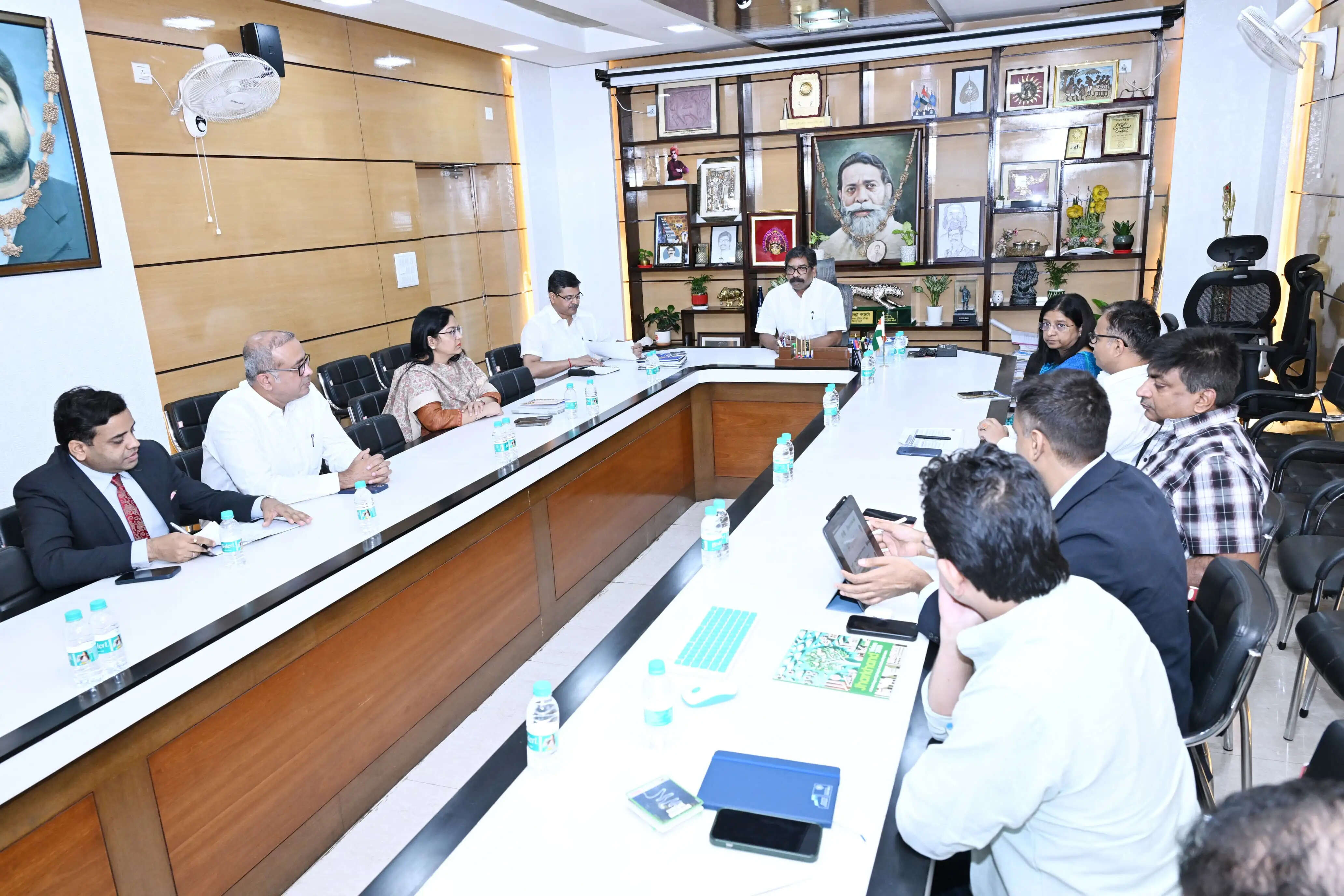 मुख्यमंत्री ने अधिकारियों को दावोस में हस्ताक्षरित एमओयू पर फोकस करने का दिया निर्देश