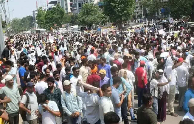 शिक्षक भर्ती परीक्षा (टीआरई-4) के अभ्यर्थियों को पुलिस ने दौड़ा-दौड़कर पीटा