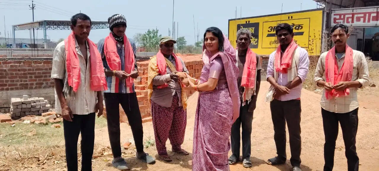 श्रमिक दिवस पर श्रम को सलाम: पार्षद सुमन मेश्राम ने मजदूरों का किया सम्मान