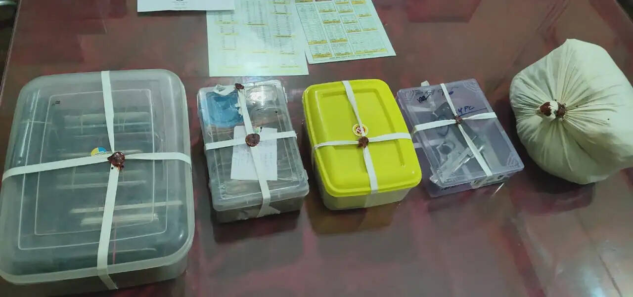 राघोपुर में अवैध कारोबार का खुलासा: गांजा, हथियार और 39 मोबाइल के साथ महिला-पुरुष गिरफ्तार