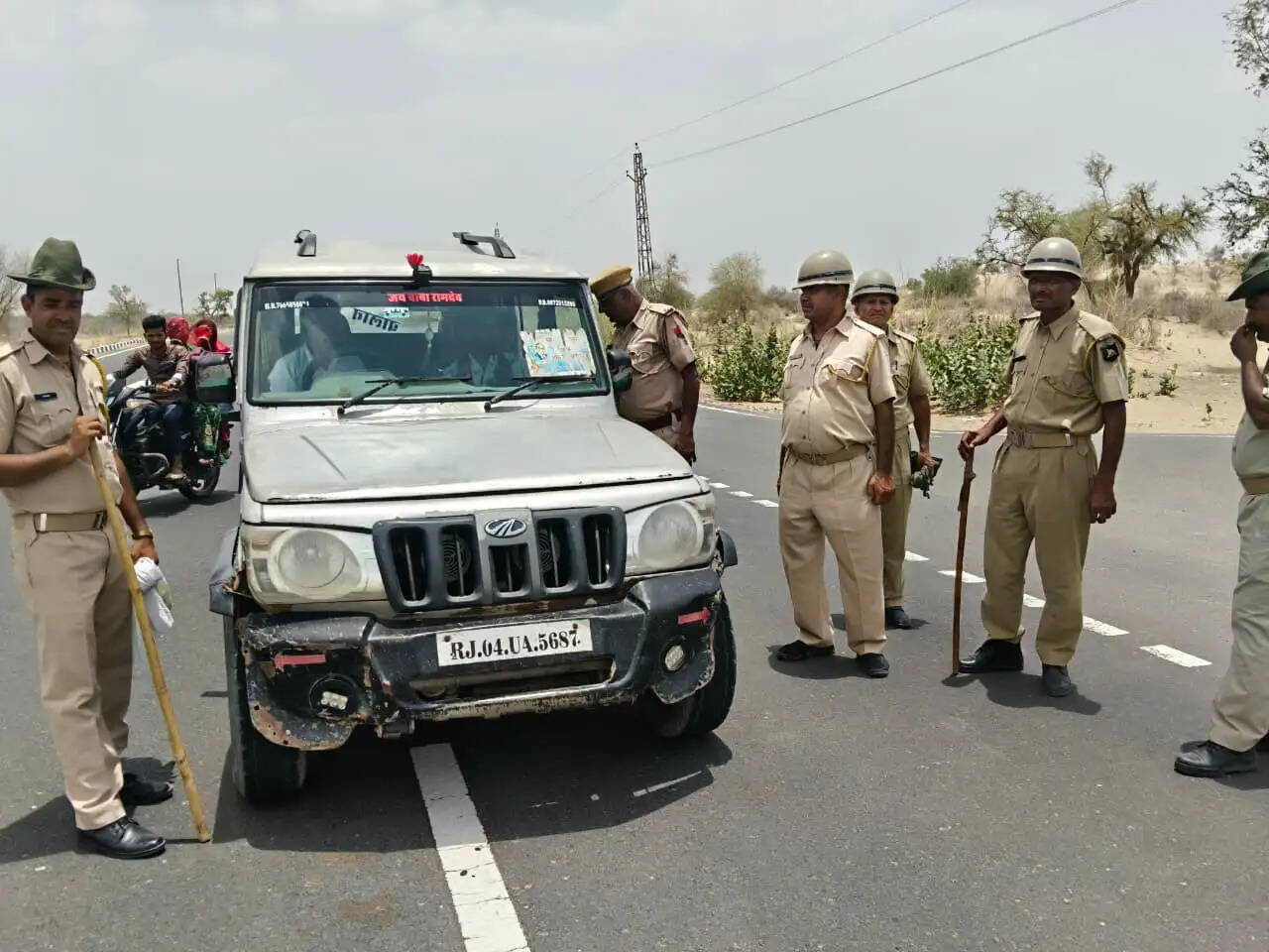 सड़क सुरक्षा से खिलवाड़ करने वाले आठ हजार से अधिक वाहनाें पर पुलिस ने कसा शिकंजा