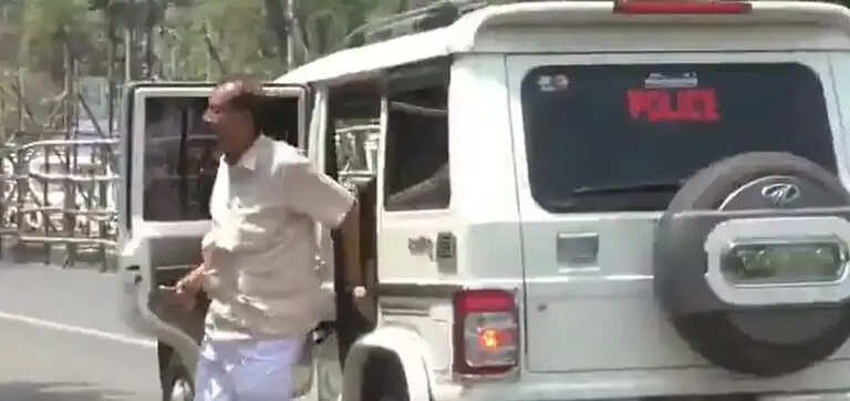 नैहाटी थाने के प्रभारी महाबीर बेरा निलंबित, पुलिस वाहन में तृणमूल नेता को घुमाने का आरोप