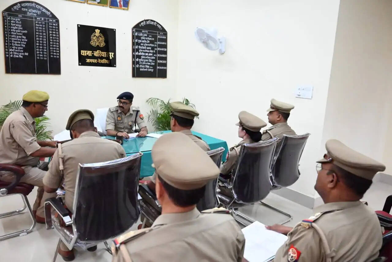 देवरिया एसपी ने बरियारपुर थाना का किया औचक निरीक्षण