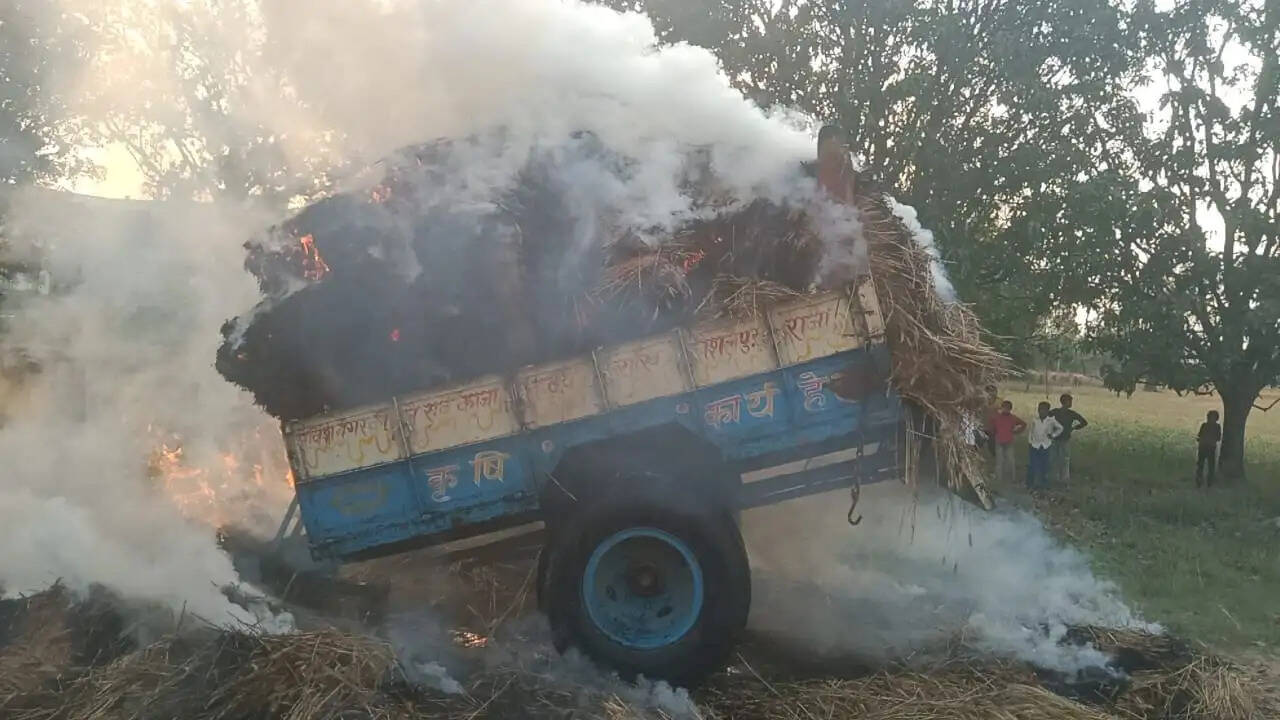 हाईटेंशन तार से छूते ही जलने लगे ट्रॉली में लदे गेहूं के बोझ, फसल जलकर राख