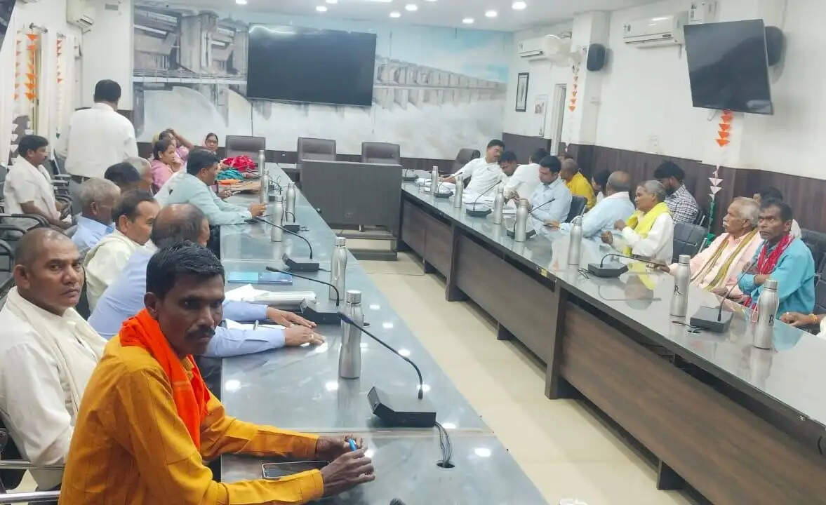 फुटहामुड़ा मुख्य नहर निर्माण शुरू, प्रभावित किसानाें की समस्याओं का निराकरण के निर्देश