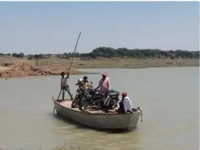 हादसों के बाद भी ग्रामीण नाव का सहारा लेकर पार कर रहे नदी