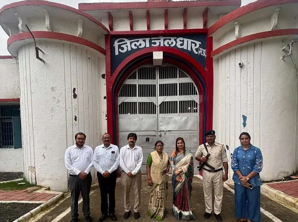 मानव अधिकार आयोग की अध्यक्ष विजया भारती ने मप्र के धार में जिला जेल का किया औचक निरीक्षण