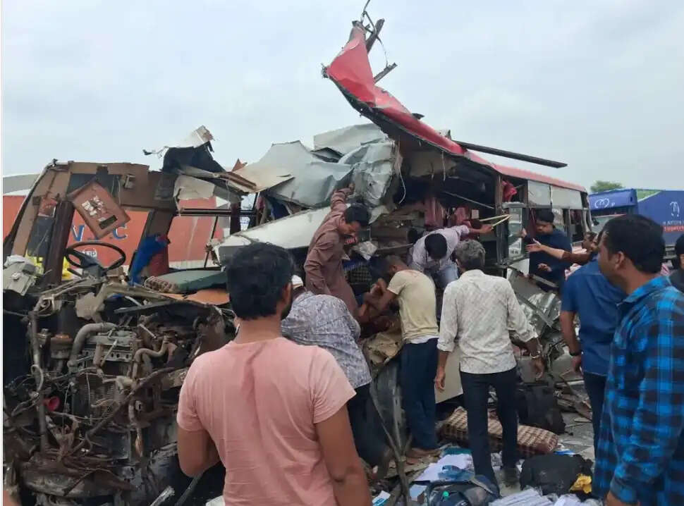 उदयपुर में बस-ट्रेलर भिड़ंत में तीन की मौत