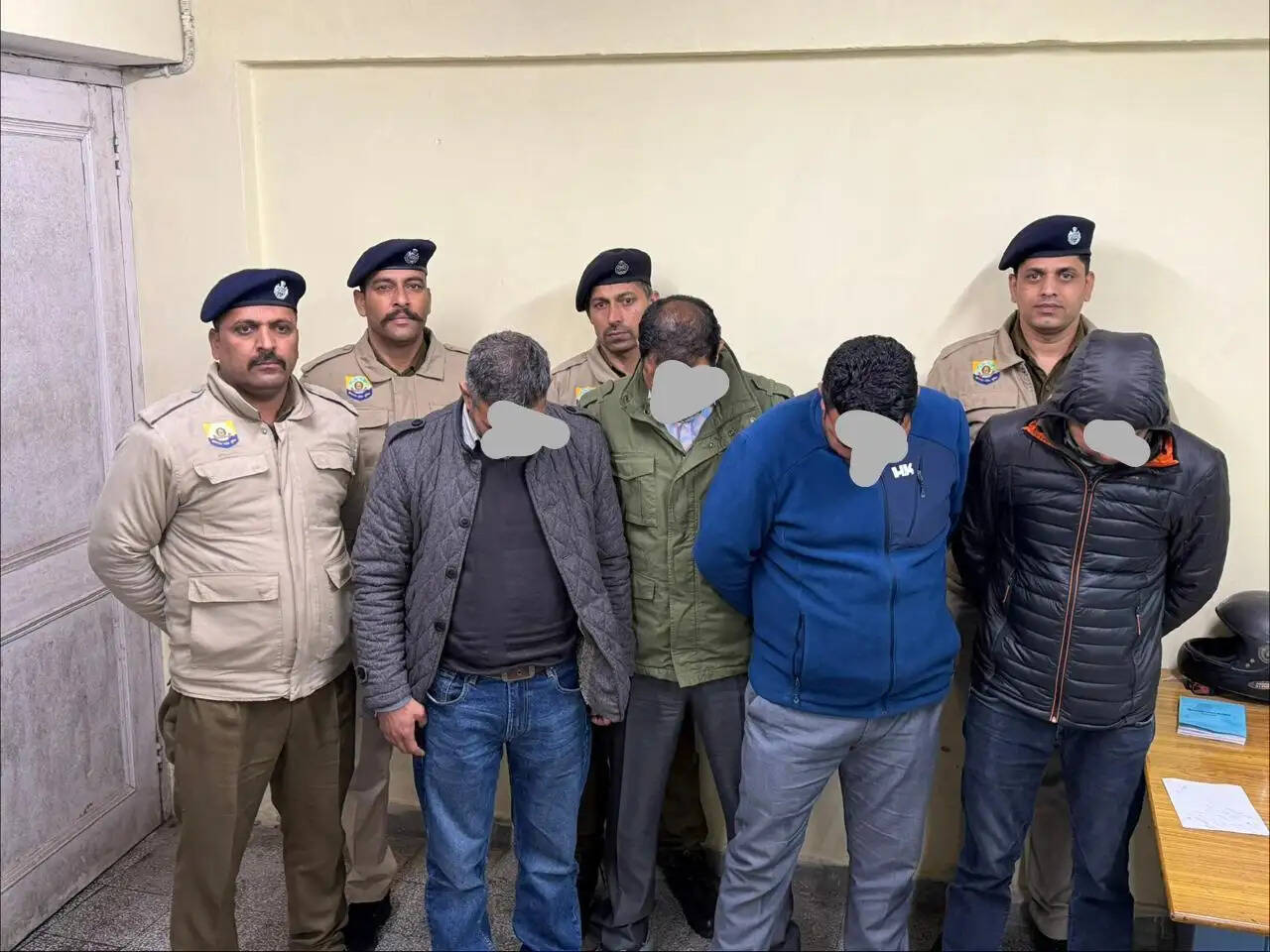 एलएसडी ड्रग तस्करी में संलिप्त चार पुलिसकर्मी रिमांड पर