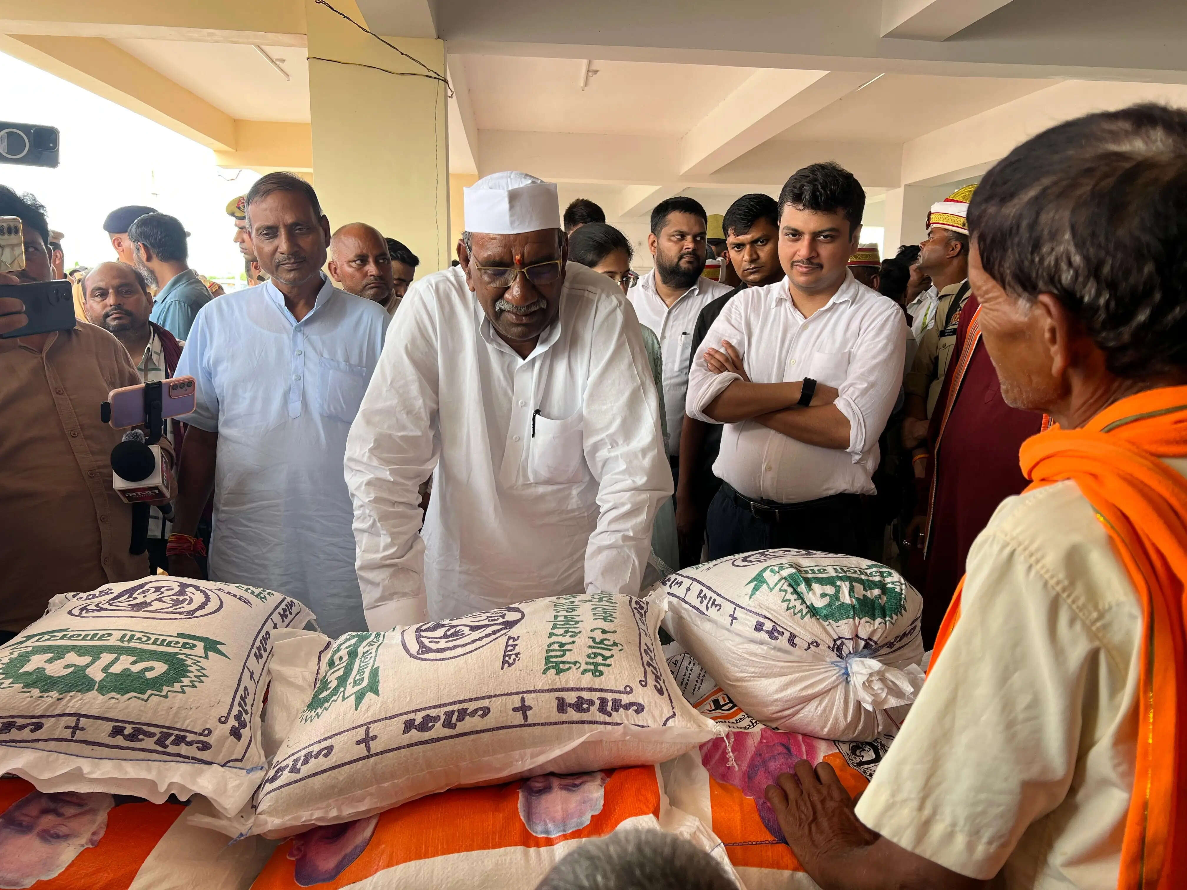 प्रभारी मंत्री ने बाढ़ प्रभावित क्षेत्रों का लिया जायजा, ग्रामीणों से किया संवाद