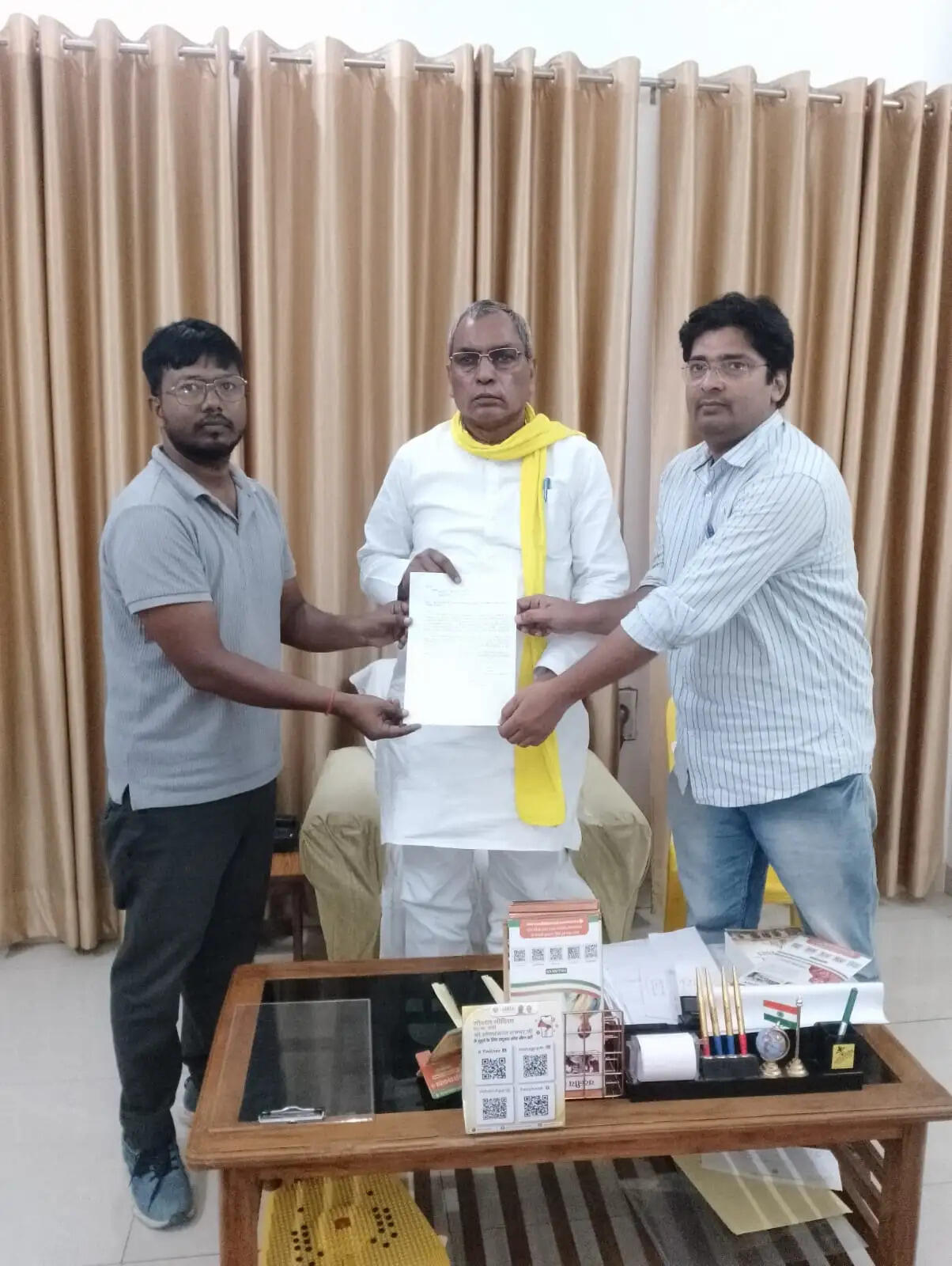 &nbsp;69 हजार शिक्षक भर्ती के अभ्यर्थियों ने ओमप्रकाश राजभर को सौंपा ज्ञापन