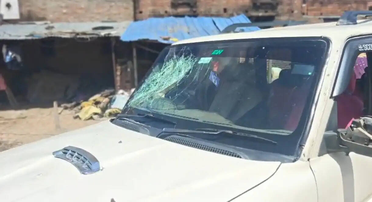 कोर्ट के एडवोकेट कमिश्नर की गाड़ी पर हमला, सहयोगी घायल