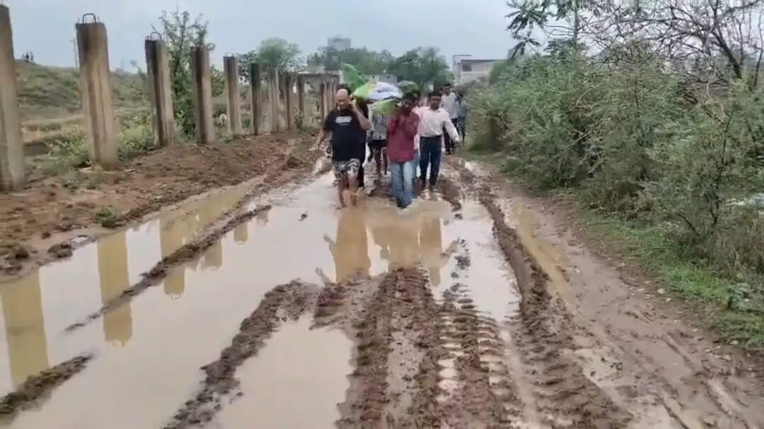 सक्ती : सड़क नहीं होने से कीचड़ और नदी पार कर निकली अंतिम यात्रा