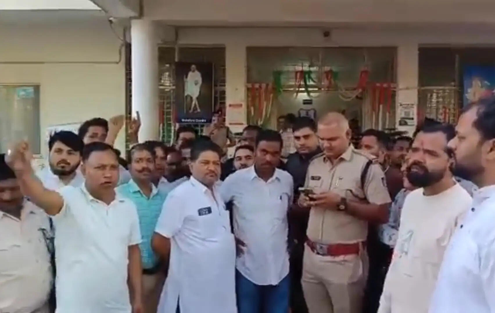 जबलपुर : वाहन हटाने को लेकर अधिवक्ताओं और पुलिस में विवाद, 20 हजार रुपये मांगने का आरोप, थाने के बाहर धरना
