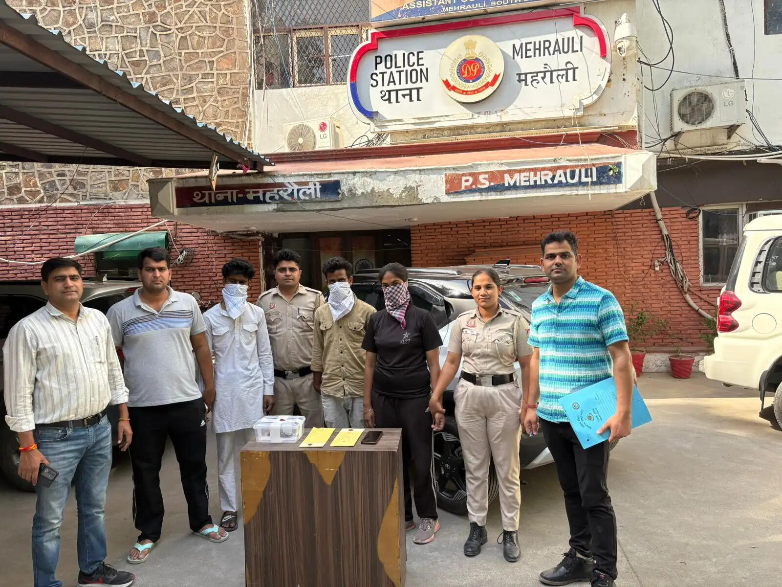 महरौली में हनीट्रैप गैंग का भंडाफोड़, महिला समेत तीन लुटेरे गिरफ्तार