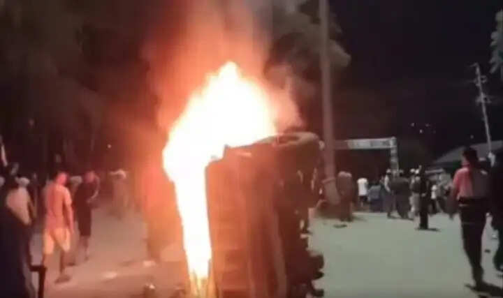 मणिपुर के सेनापति में प्रदर्शन के दौरान हिंसा, असम राइफल्स के वाहन फूंके