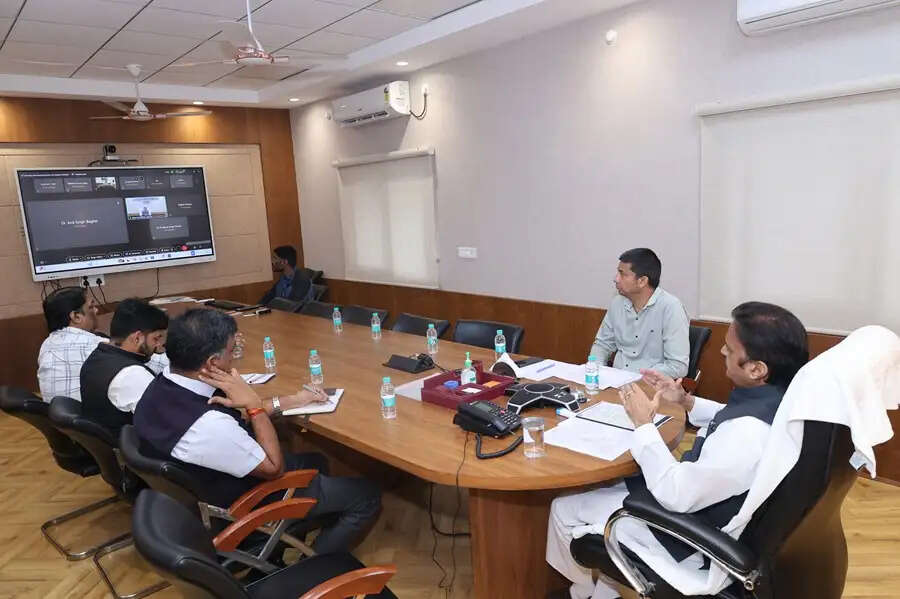 चिकित्सक समयबद्ध और गुणवत्तापूर्ण सेवाएं प्रदान कर मैदानी अमले से निरंतर संवाद बनाए रखें : उप मुख्यमंत्री शुक्ल