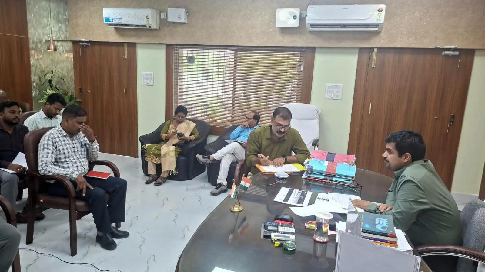 टीबी मुक्त भारत अभियान और आयुष्मान कार्ड निर्माण की डीएम ने की समीक्षा