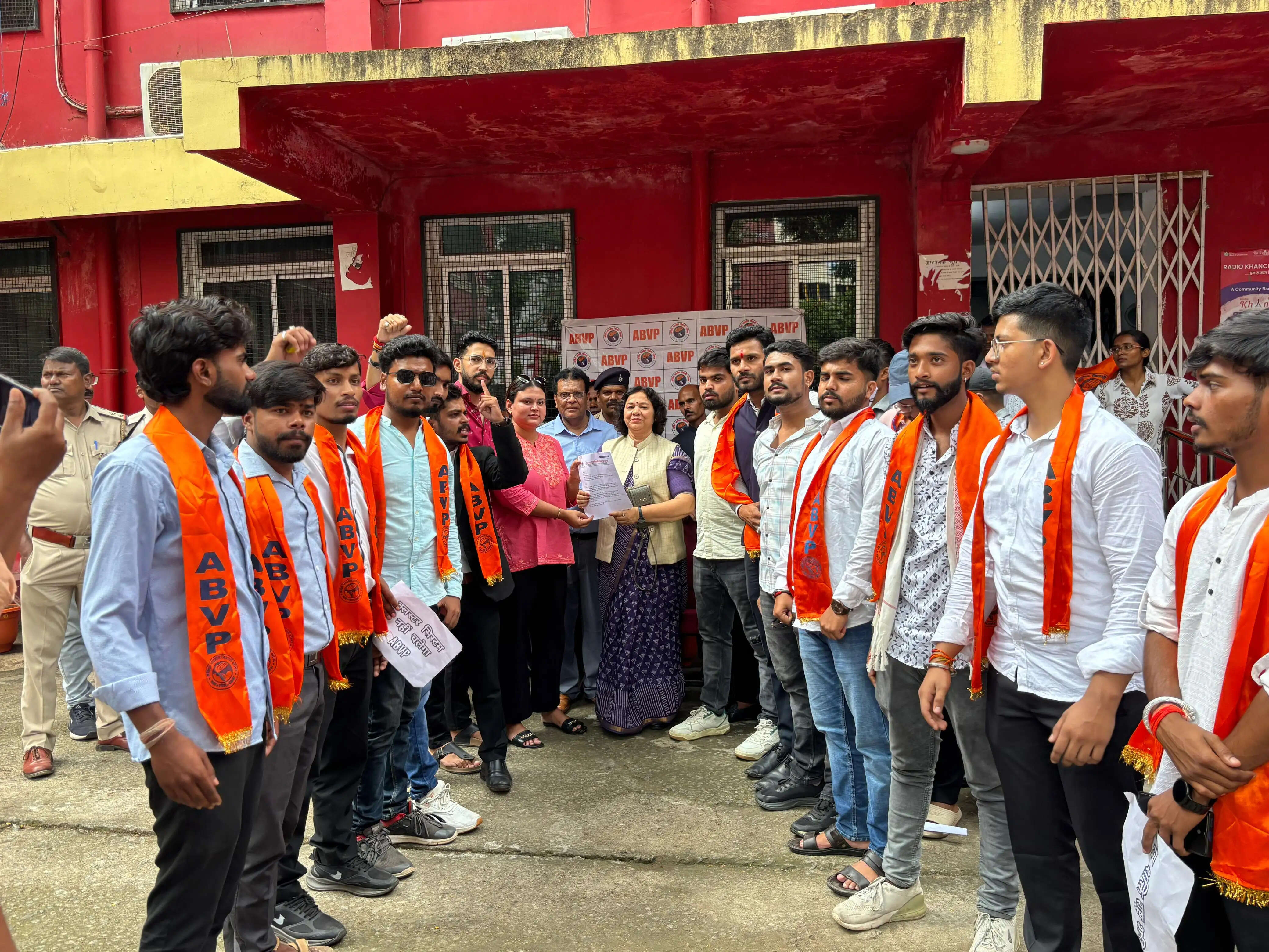 क्लस्टर सिस्टम के विरोध में अभाविप का जोरदार प्रदर्शन, रांची विश्वविद्यालय में सरकार के खिलाफ नारेबाजी
