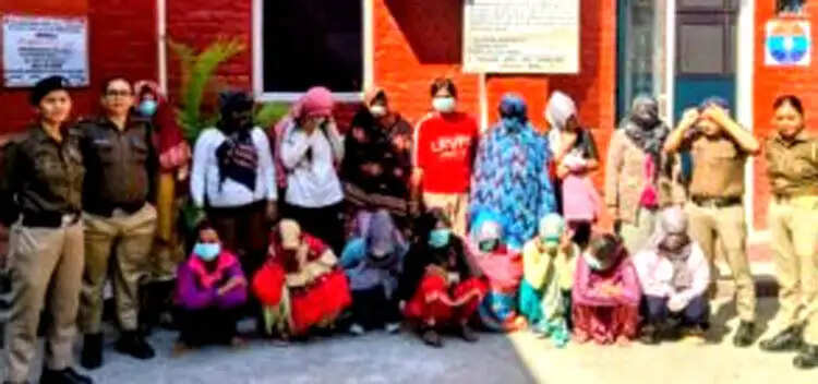 राहगीरों को आकर्षित करने की होड़ में भिड़ीं महिलाएं, शिवमूर्ति चौक पर मचा हंगामा