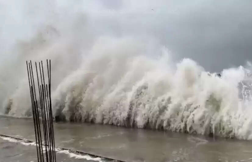 भीषण चक्रवात में बदला 'मोंथा', आज रात तक तट से टकराएगा , शासन व प्रशासन की सभी तैयारियां पूरी