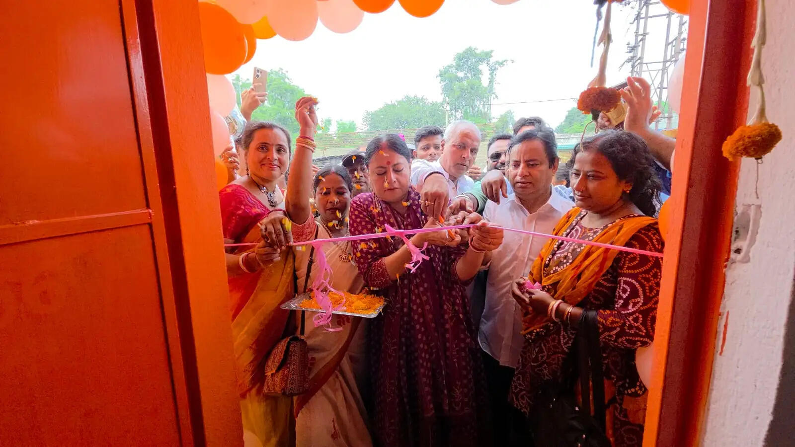मंत्री अग्निमित्रा पाल ने चित्रा में नेताजी सुभाष चंद्र बोस सेवा केंद्र का उद्घाटन किया