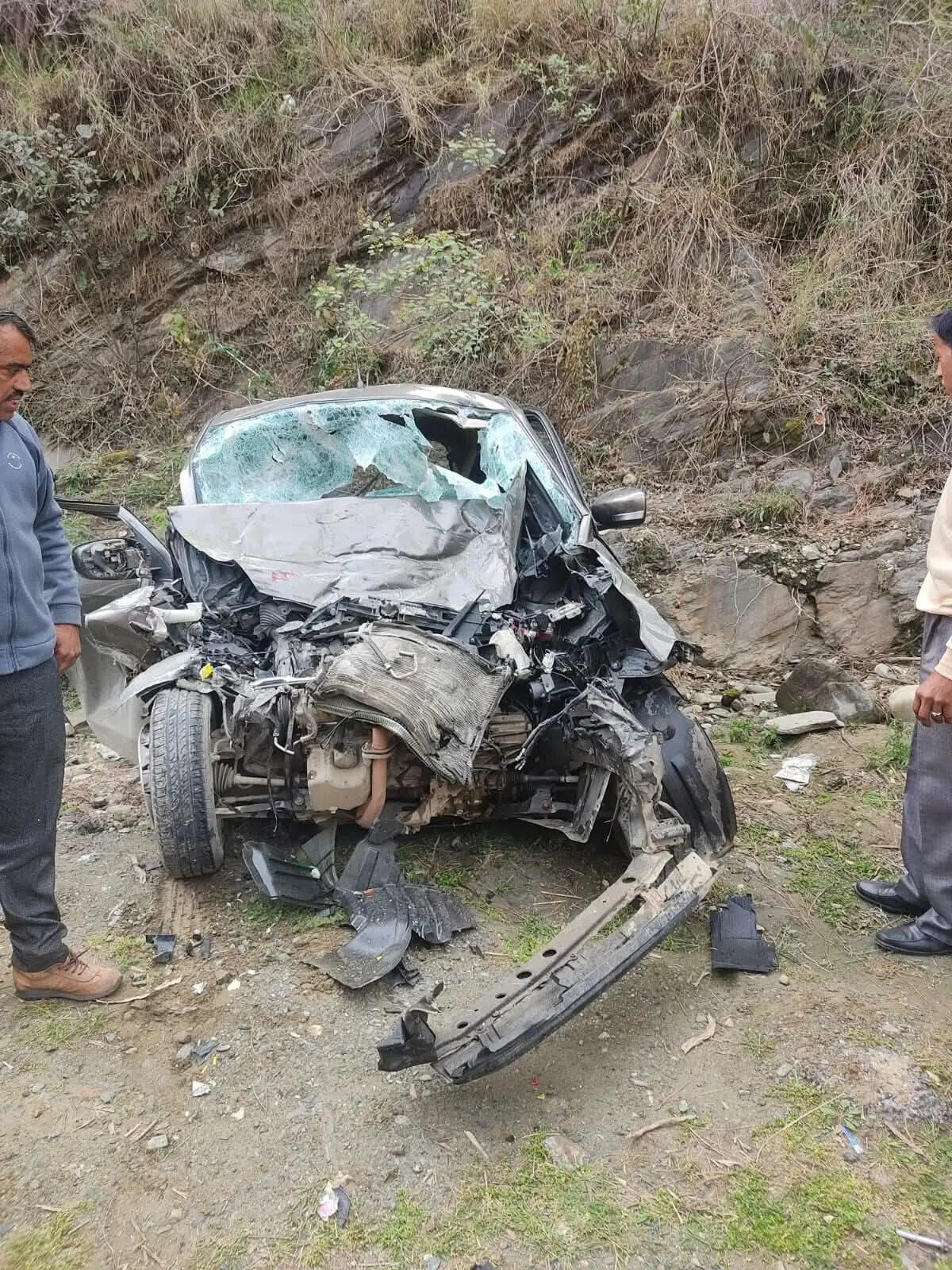 मंडी के पंडोह डैम के पास बस और कार में भीषण टक्कर, दो की मौके पर मौत, दो घायल