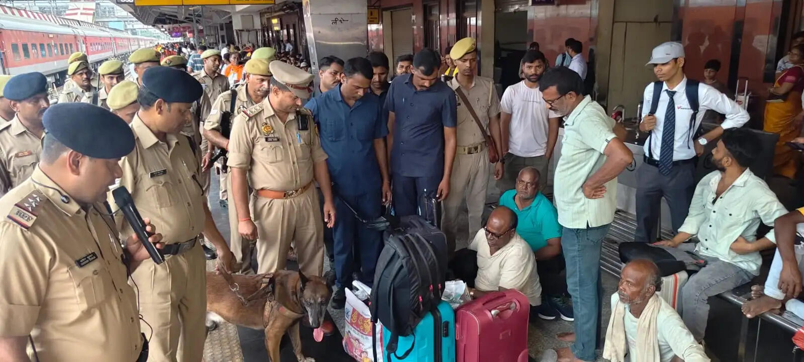 स्वतंत्रता दिवस के पूर्व वाराणसी में कैंट रेलवे स्टेशन पर चला सघन चेकिंग अभियान