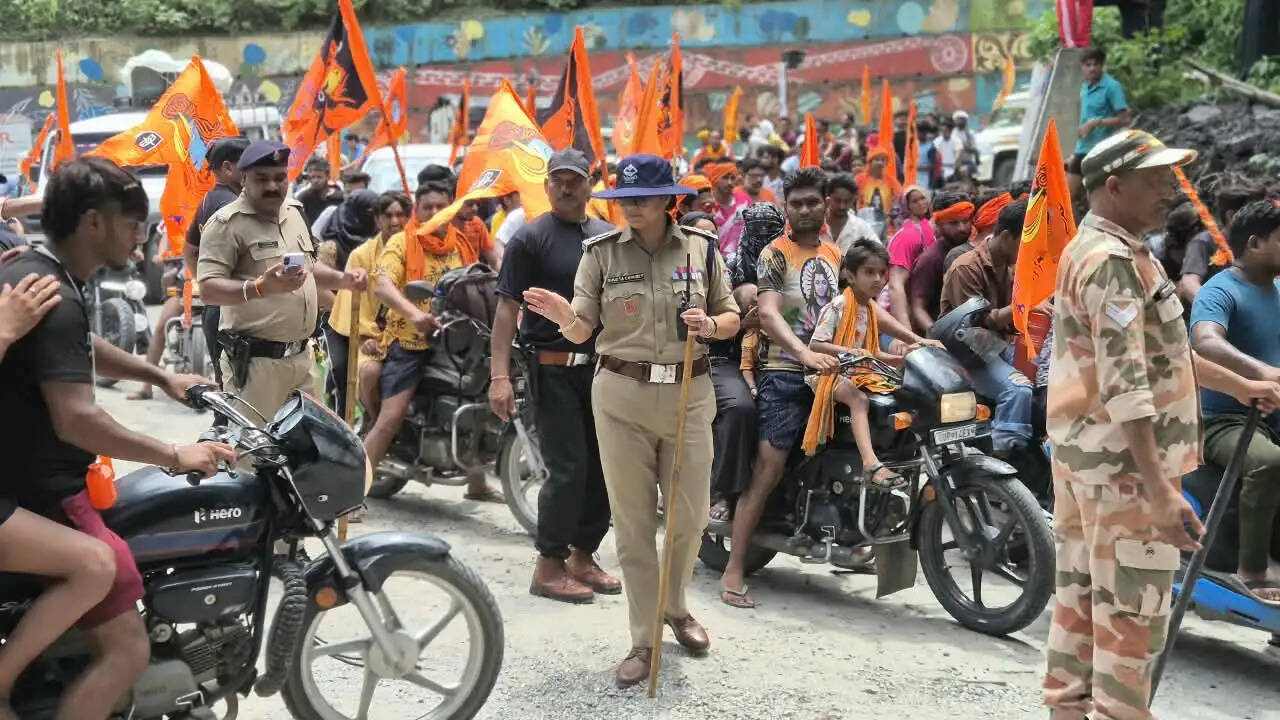 कांवड़ियों की बढ़ती भीड़ के बीच एसएसपी चाैबे ने संभाली यातायात व्यवस्था