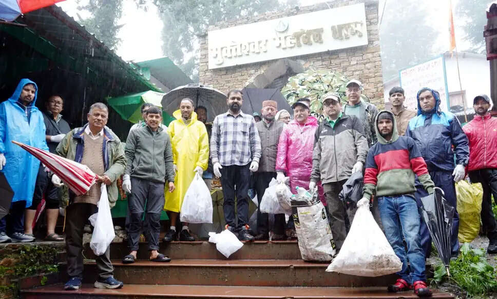 विश्व पर्यटन दिवस पर मुक्तेश्वर में पर्यटन स्थलों पर चलाया गया स्वच्छता अभियान