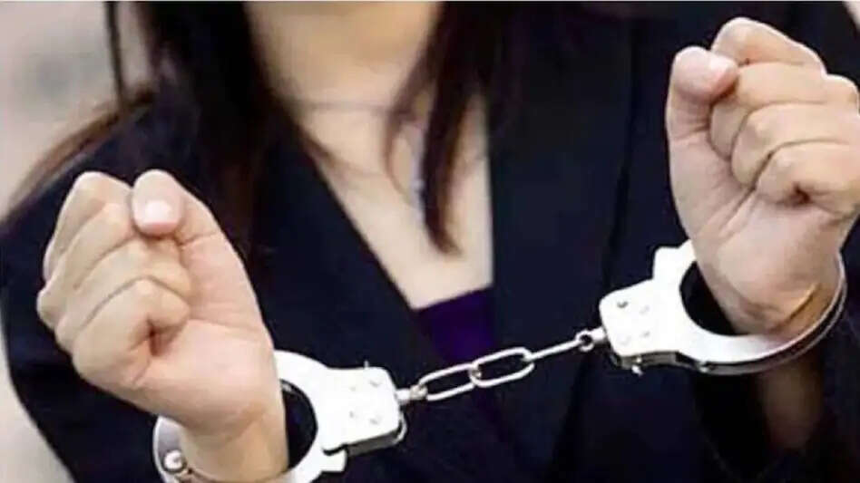 फिरोजाबाद : बच्चों के ऑनलाइन अश्लील वीडियो बेचने वाली युवती गिरफ्तार