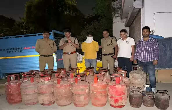 अवैध गैस रिफिलिंग का भंडाफाेड़, 32 सिलेंडर सहित उपकरण बरामद
