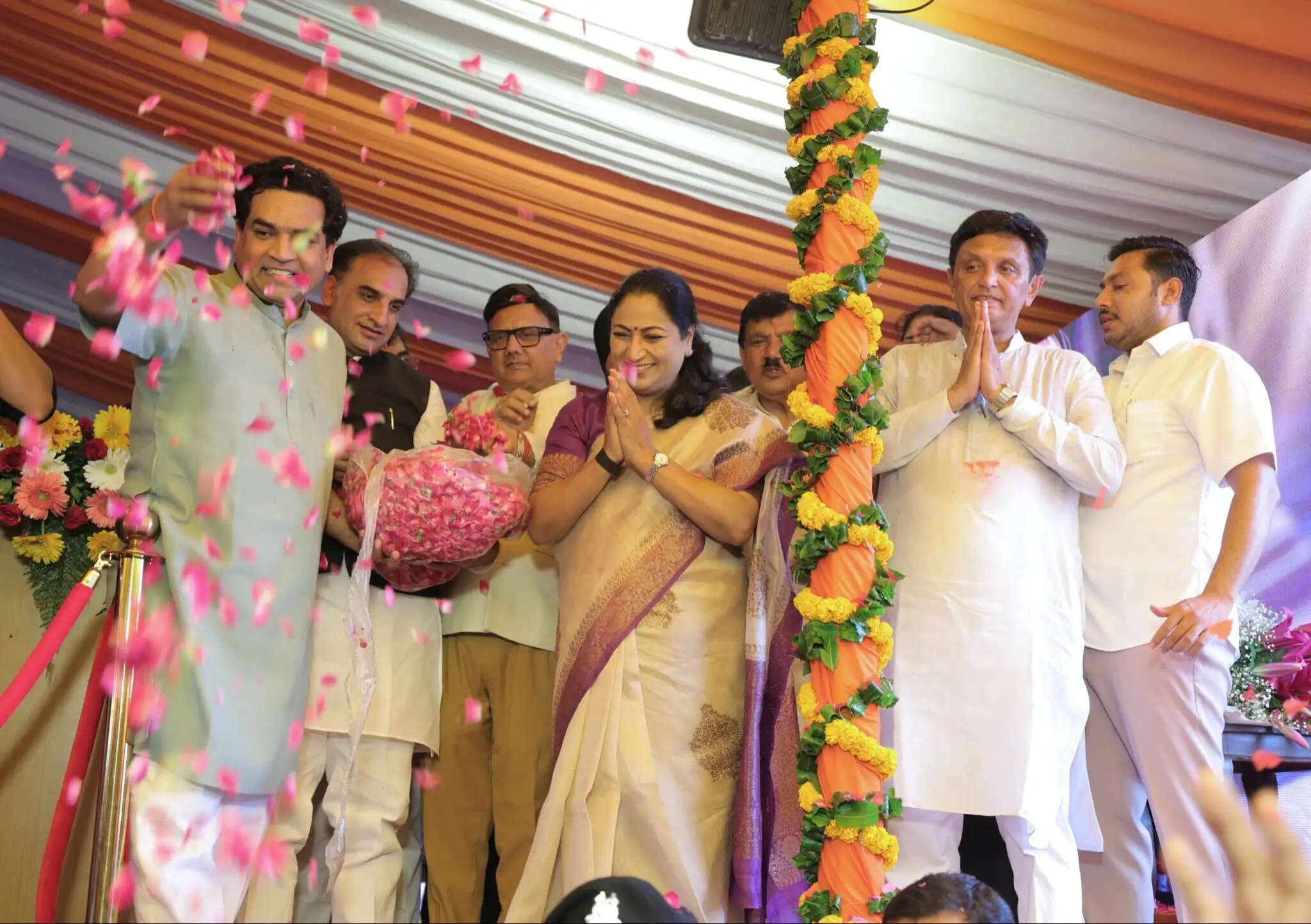 मुख्यमंत्री ने फूल बरसाकर कांवड़ियों का दिल्ली में किया स्वागत