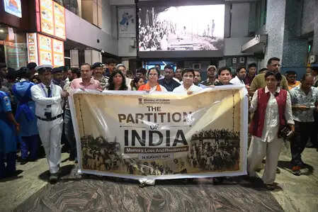 सियालदह स्टेशन पर विभाजन पीड़ितों की स्मृति में स्मारक के लिए भूमि पूजन
