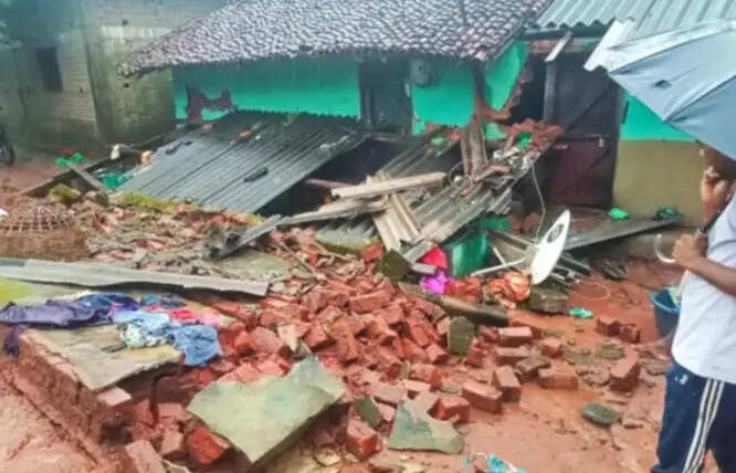 बारिश के बीच एक ग्रामीण का कच्चा मकान ढह गया